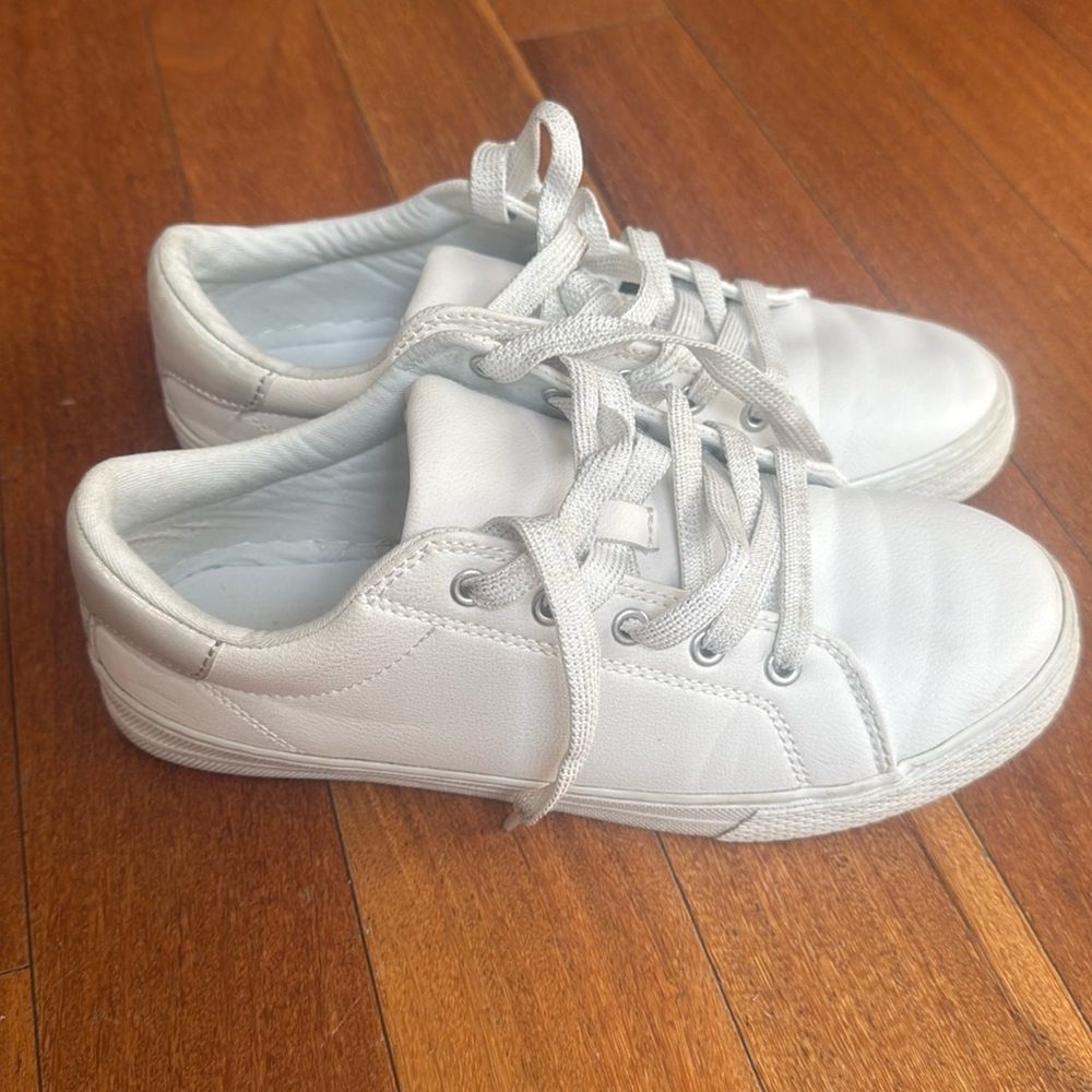 The Children’s Place White Leather Sneakers (Big Kids Size 5)
